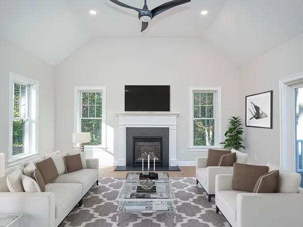 230 Auburn St, Bridgewater, MA 02324