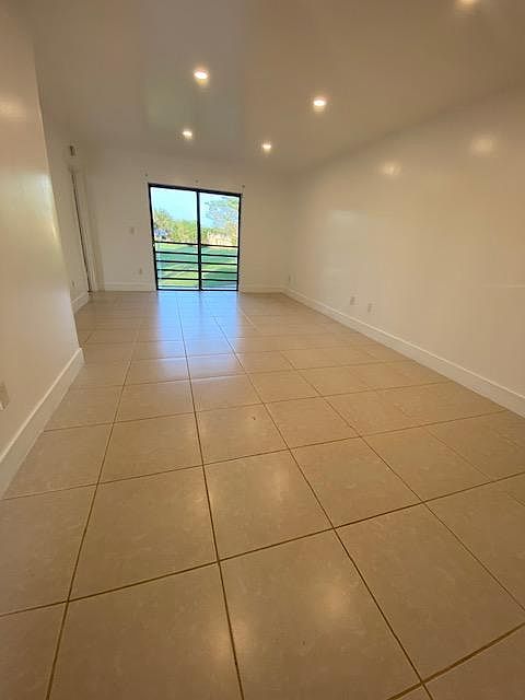 Spacious living room with balcony and beautiful lakeview.