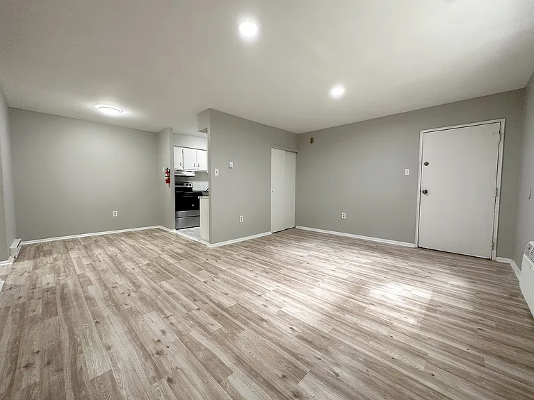 Woodland Manor Apartments — Photo 13