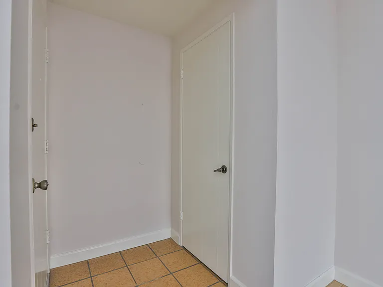 327 W Kelly Ave #B — Photo 8