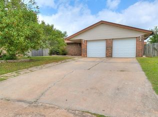 609 SW 25th St, Moore, OK 73160