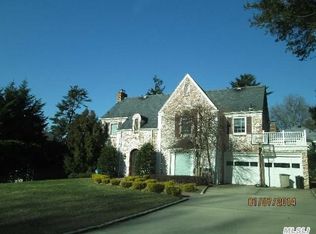 17 Old Pond Rd, Great Neck, NY 11023