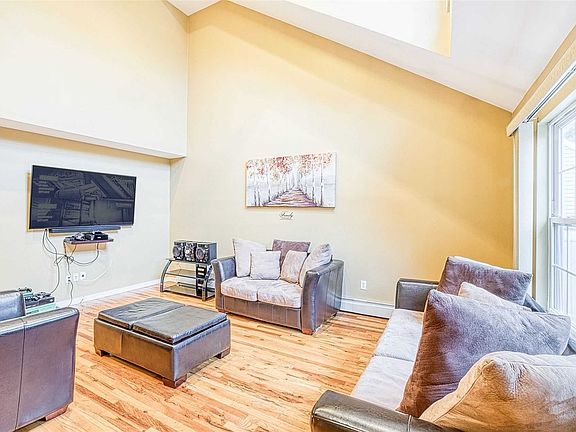 5th image of 34 Woodlawn Ave