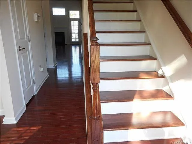 3 bed, 2.5 bath, 2200 sqft, $2,400 — Photo 2