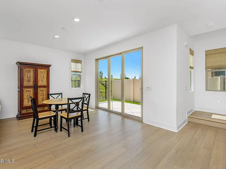 716 Edward Scholle Dr — Photo 12