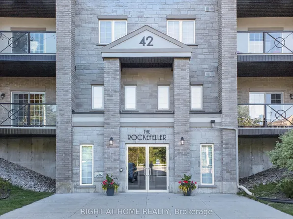 42 Ferndale Dr S #111, Barrie, ON L4N 2M5