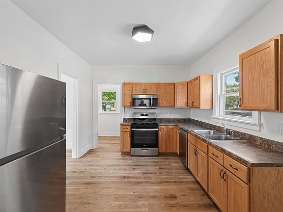 3rd image of 815 Elm Ave