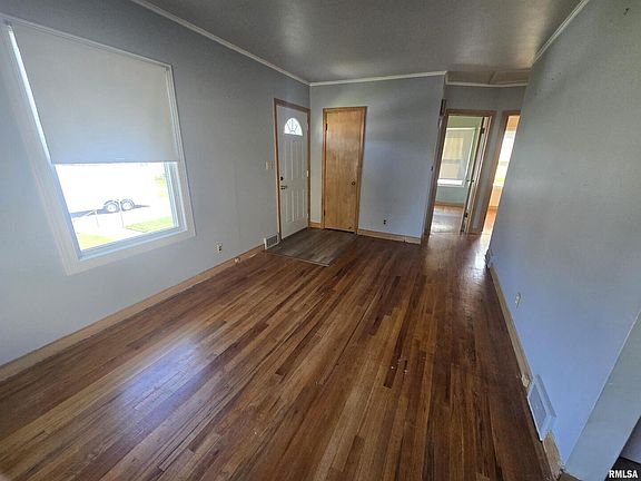 3rd image of 2943 Cody St