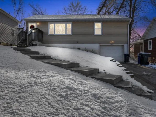 1225 20th Ave SW, Cedar Rapids, IA 52404