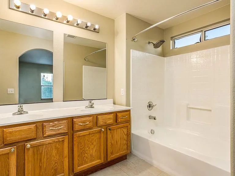 2609 Los Palos St — Photo 27