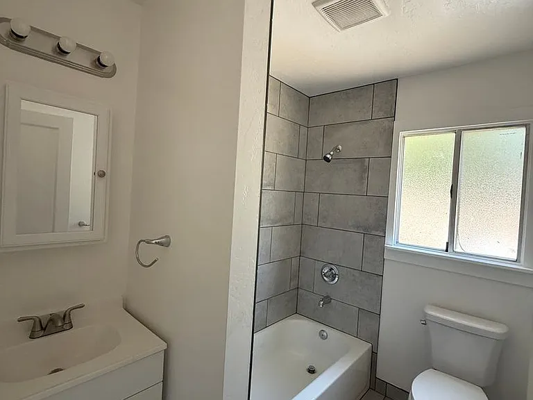 535 W Rose St — Photo 8