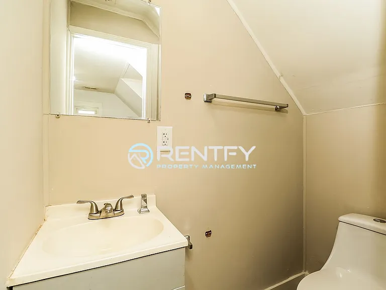 303 E Ingle St #B — Photo 9