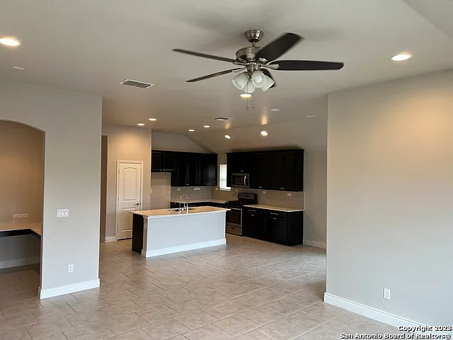 4 bed, 2.0 bath, 1863 sqft, $2,500 — Photo 2