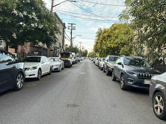 4th image of 637 Crescent St