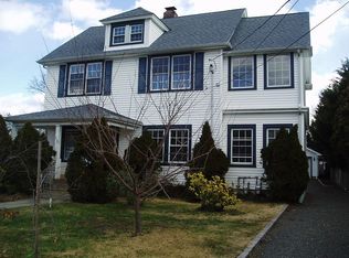 26 Locust Pl, Manhasset, NY 11030