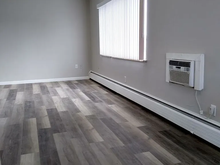1990 N Beeler St #8 — Photo 23