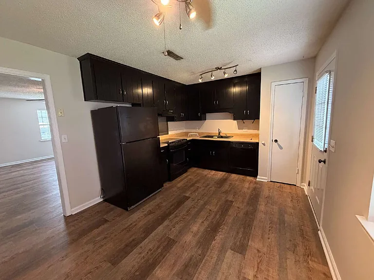 2312 Creekwood Dr — Photo 3