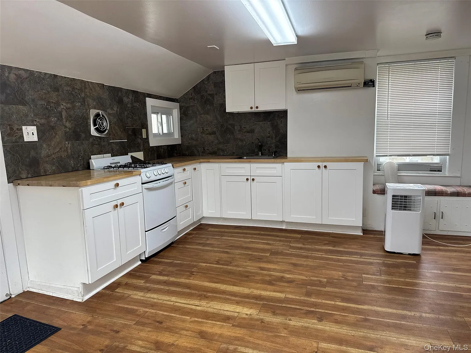 1 bed, 1.0 bath, 700 sqft, $1,650 — Photo 2