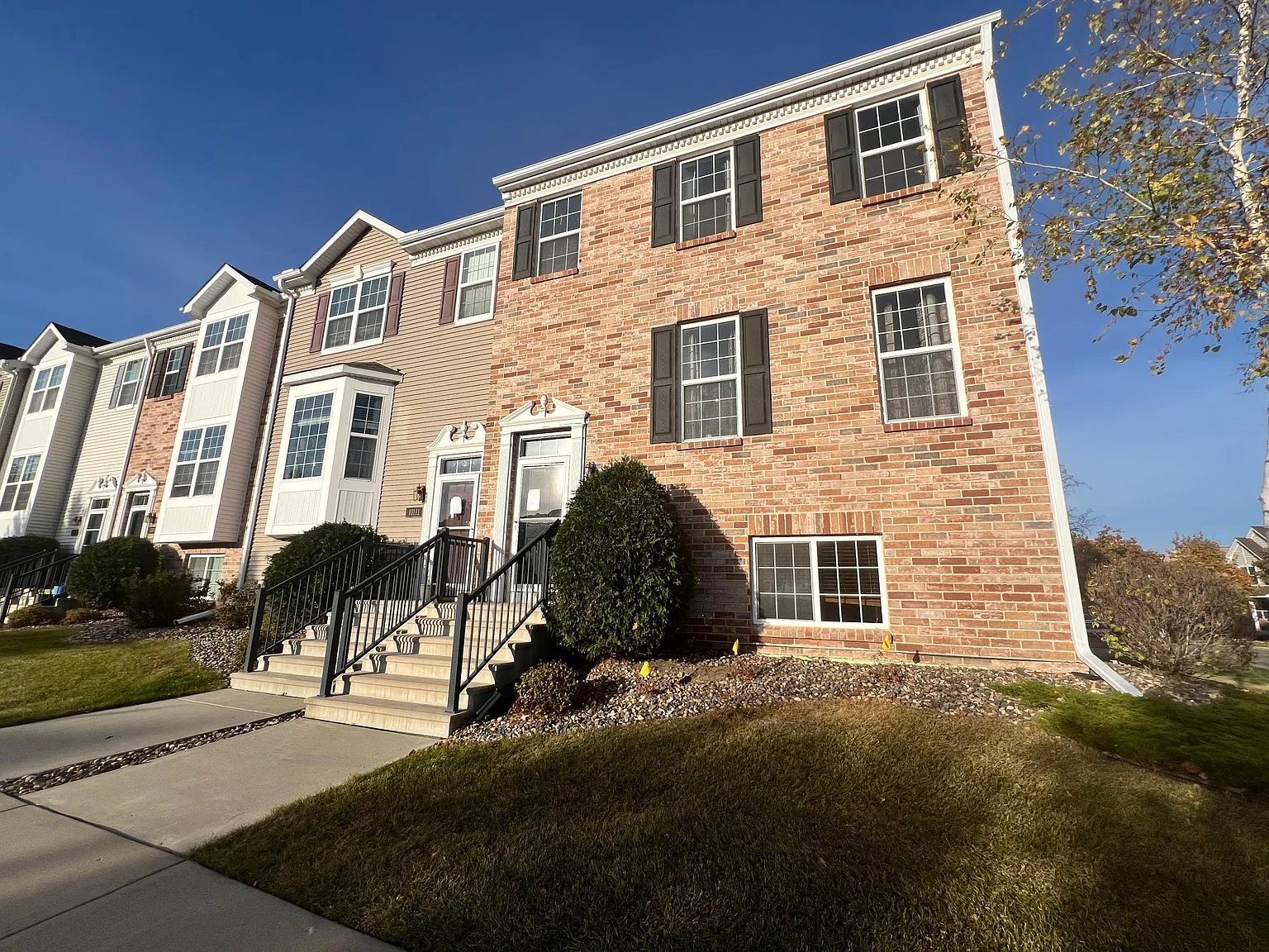 4 bed, 3.5 bath, 2379 sqft, $2,845 — Photo 3