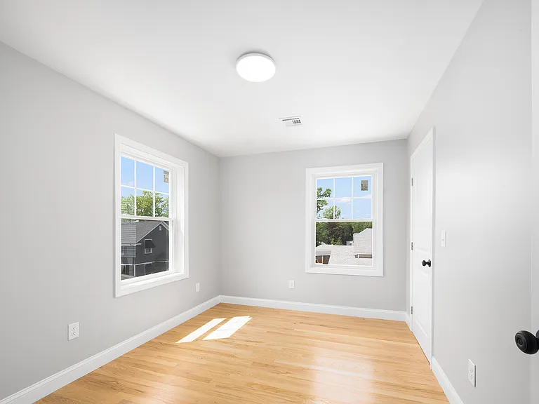 28 Grosvenor Ave #2 — Photo 14