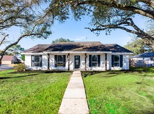 402 W Castle Harbour Dr, Friendswood, TX 77546