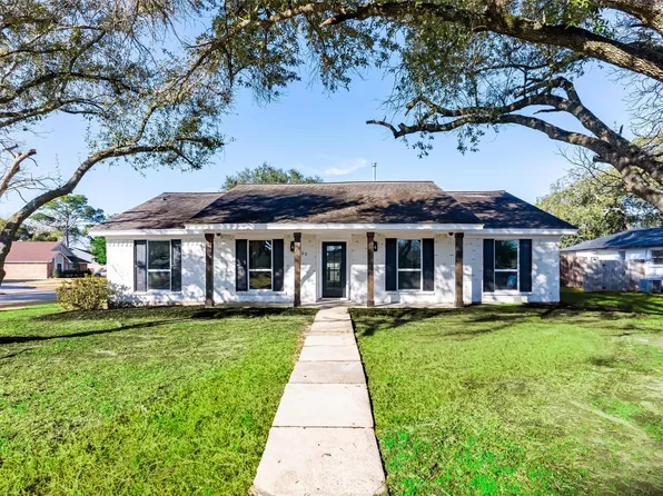 402 W Castle Harbour Dr, Friendswood, TX 77546