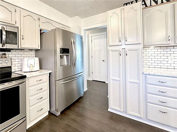 3rd image of 15404 S Summertree Ln
