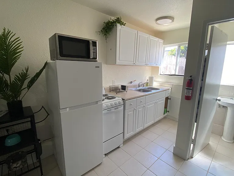 Studio: Kitchenette