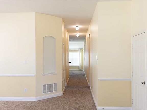 3rd image of 413 Dartmoor Dr