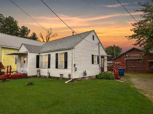 216 S Main St, Flora, IL 62839