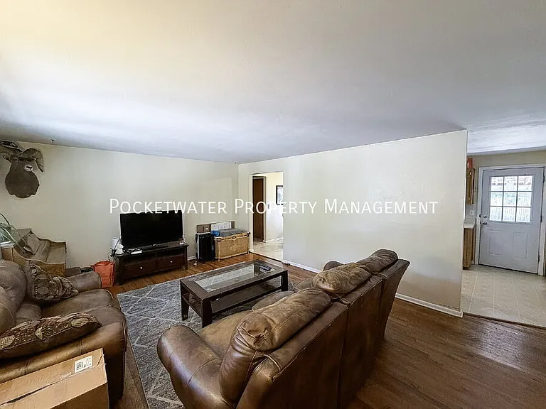 740 37th St — Photo 3