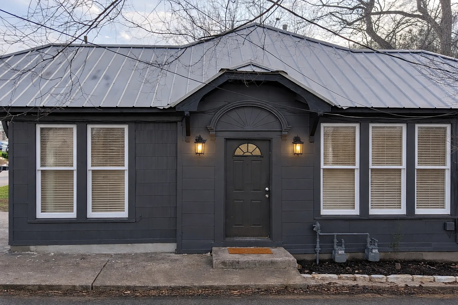401 W Saint Elmo Rd — Photo 1