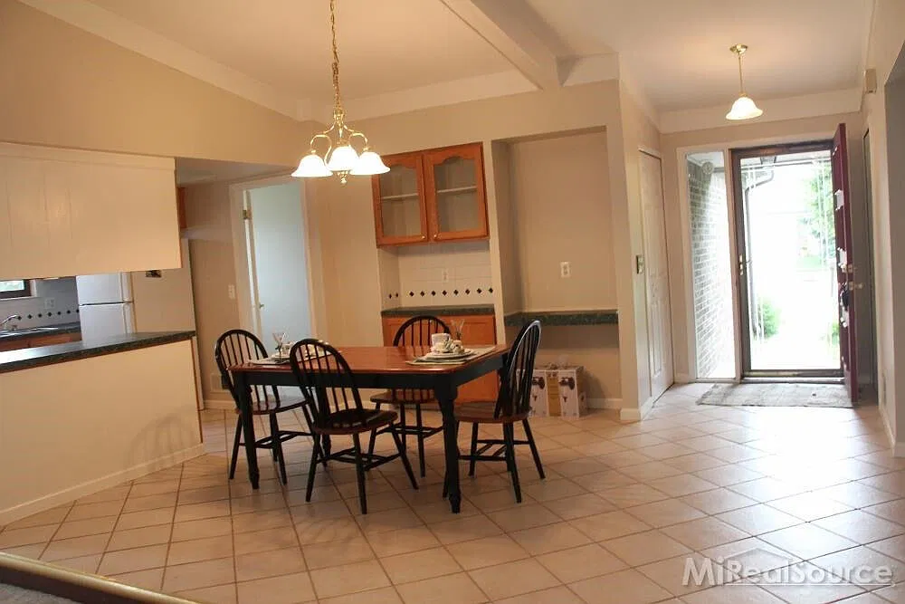 3 bed, 2.0 bath, 1625 sqft, $2,700 — Photo 3
