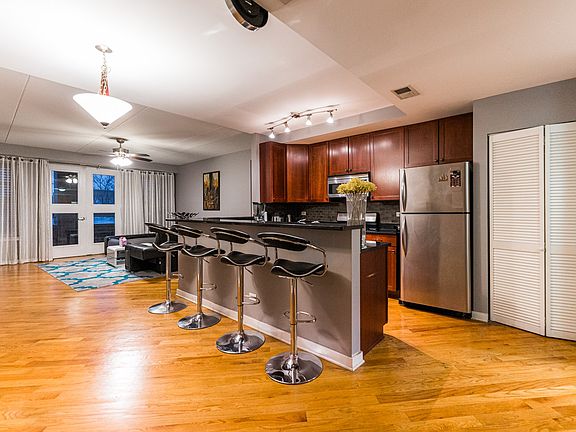 4th image of 3611 W Montrose Ave #308