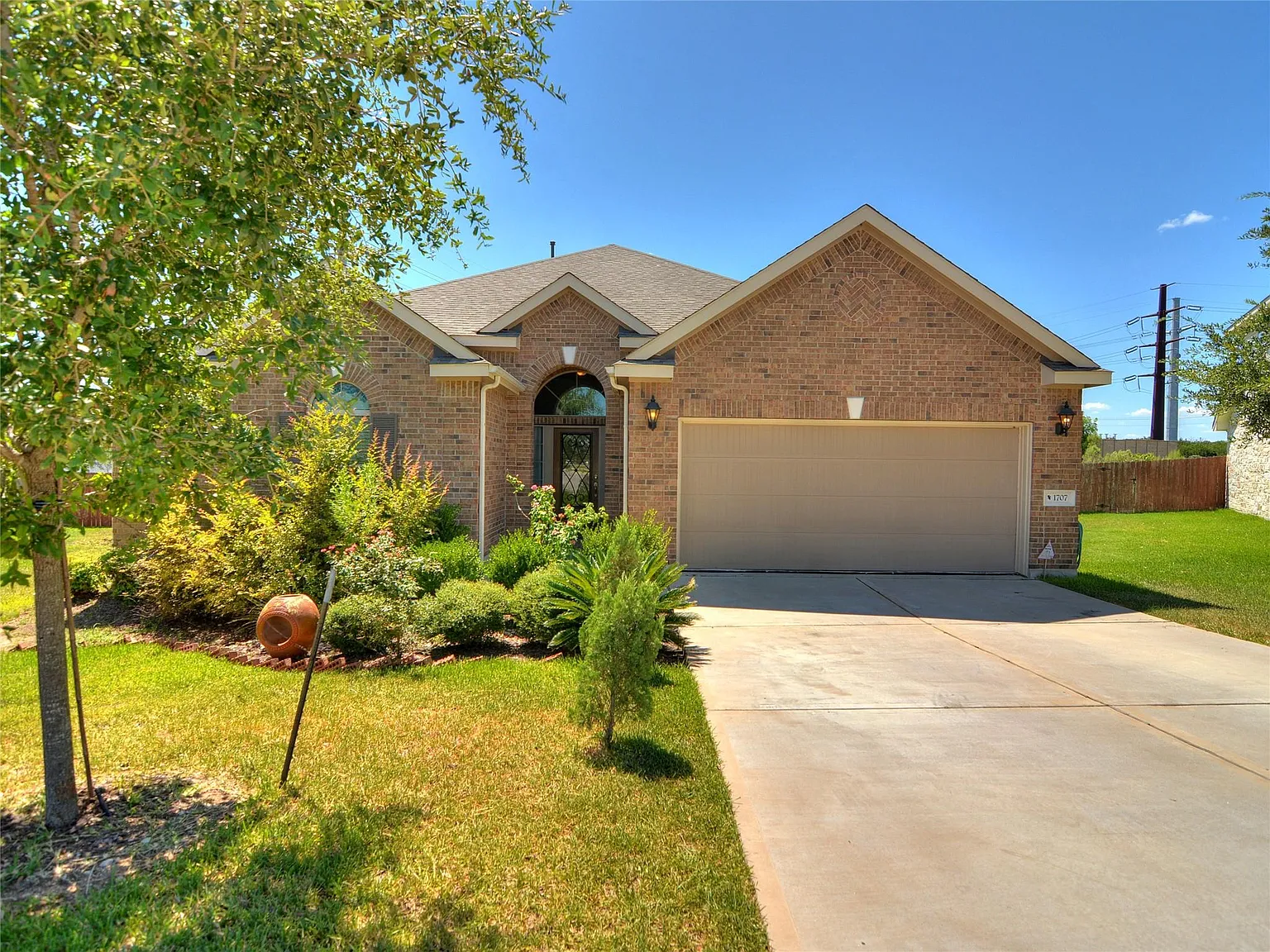 4 bed, 2.0 bath, 2292 sqft, $2,375 — Photo 2