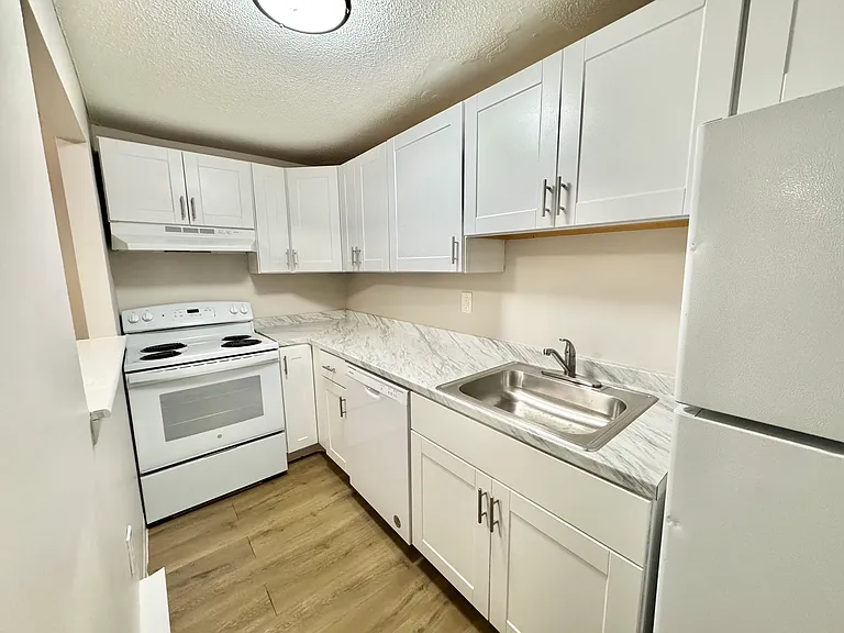 328 Greenwood St #B14 — Photo 3