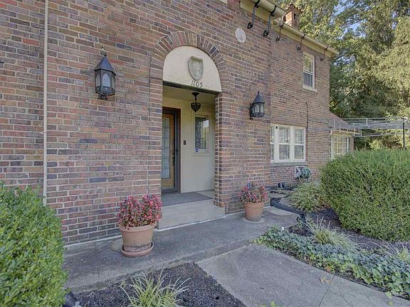 3rd image of 1105 Park Dr