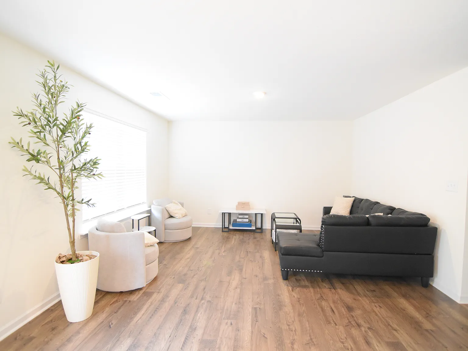 4 bed, 2.5 bath, 1991 sqft, $2,350 — Photo 3