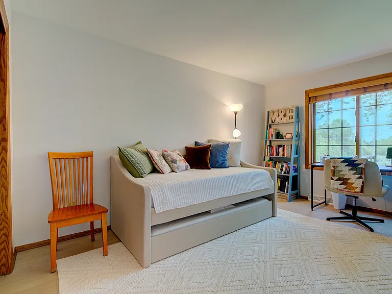 S79W17090 Pamela Ct — Photo 24