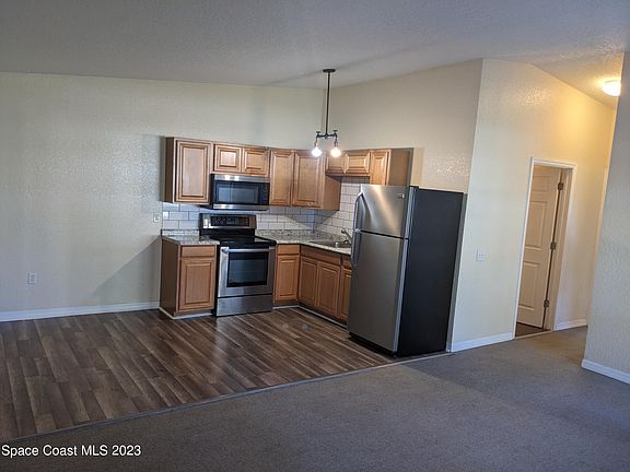 3rd image of 1549 Violet Ave #A