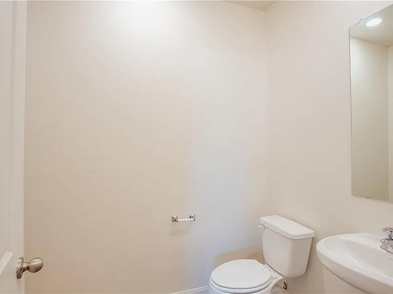 1004 Riverdale Cv — Photo 16