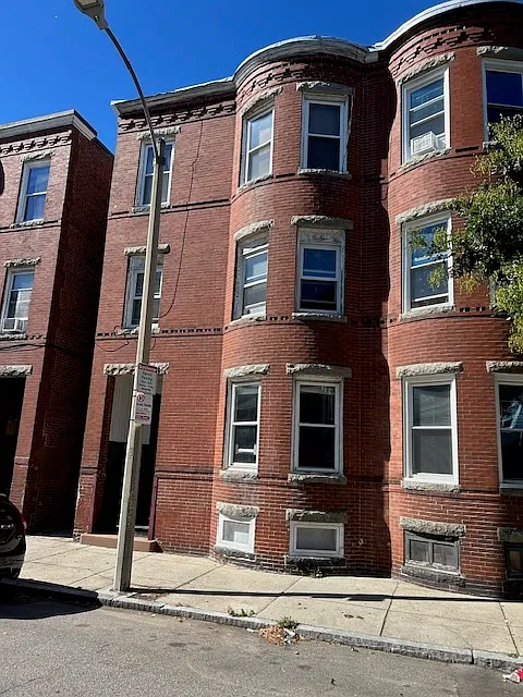 2 bed, 750 sqft, $2,300 — Photo 1