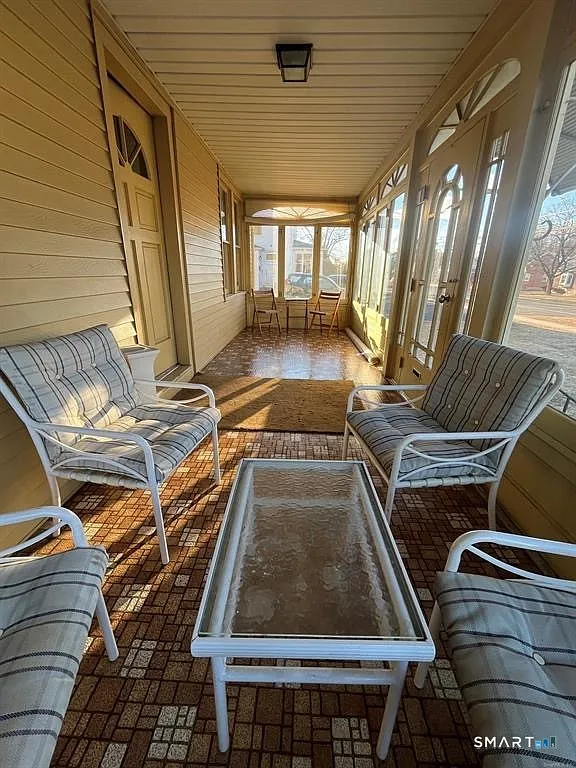 2 bed, 1.0 bath, 1960 sqft, $2,000 — Photo 2