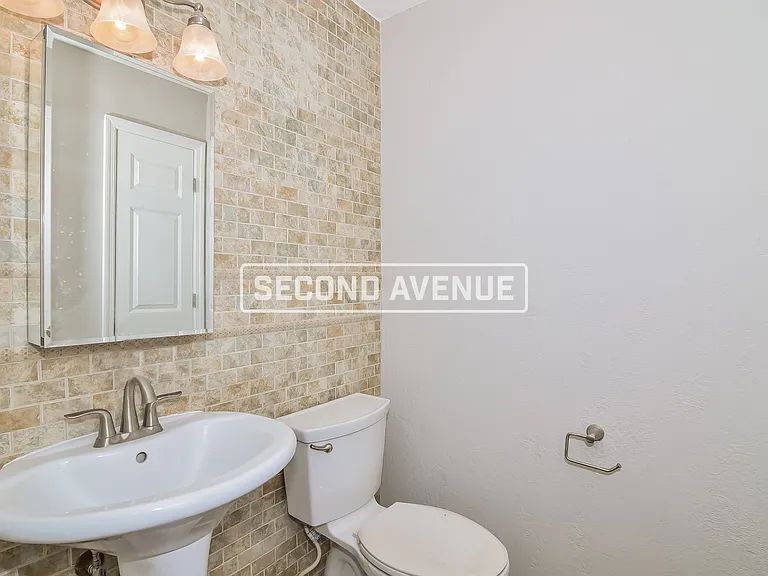1804 NE Gatewood Dr — Photo 11
