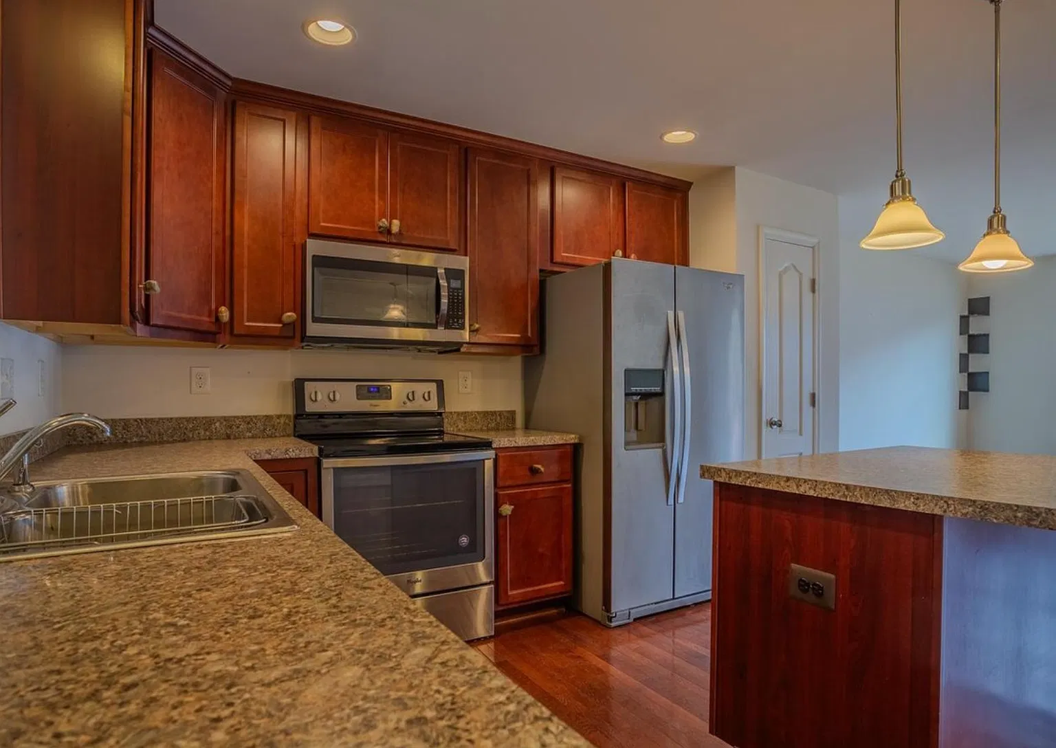 3 bed, 2346 sqft, $1,950 — Photo 4