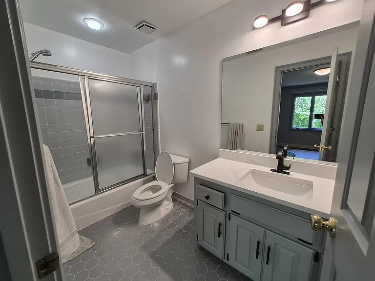 1835 Brandon Hall Dr — Photo 3