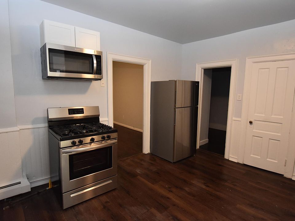 Kitchen - Brand New Stainless Steel Appliances
