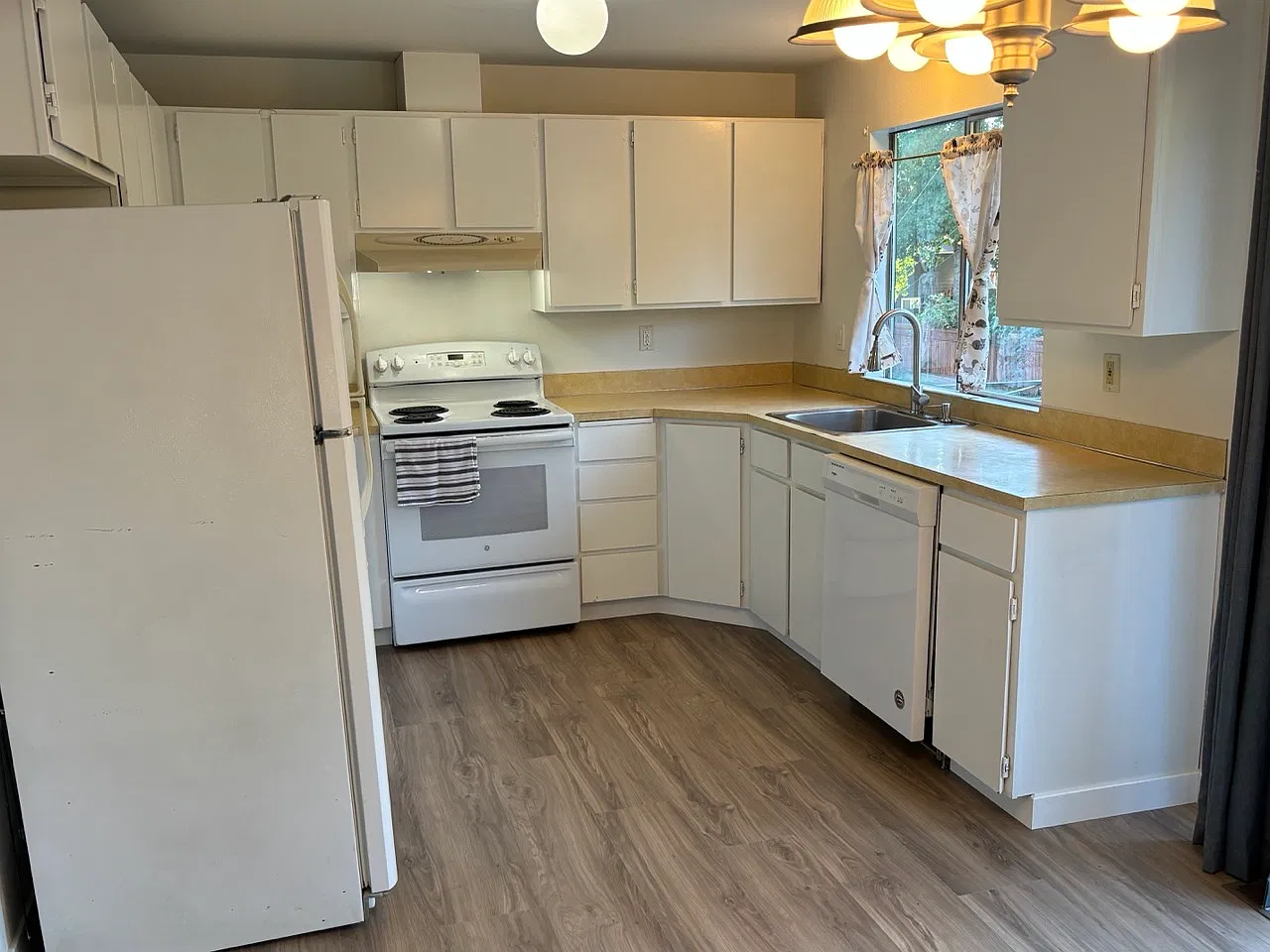 3 bed, 1700 sqft, $3,195 — Photo 3