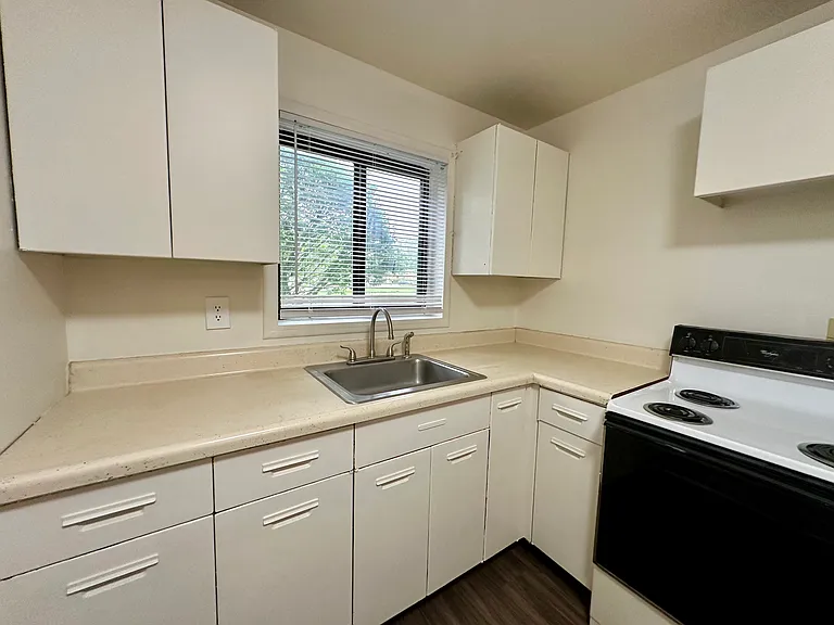 Edgewood Apartments — Photo 24