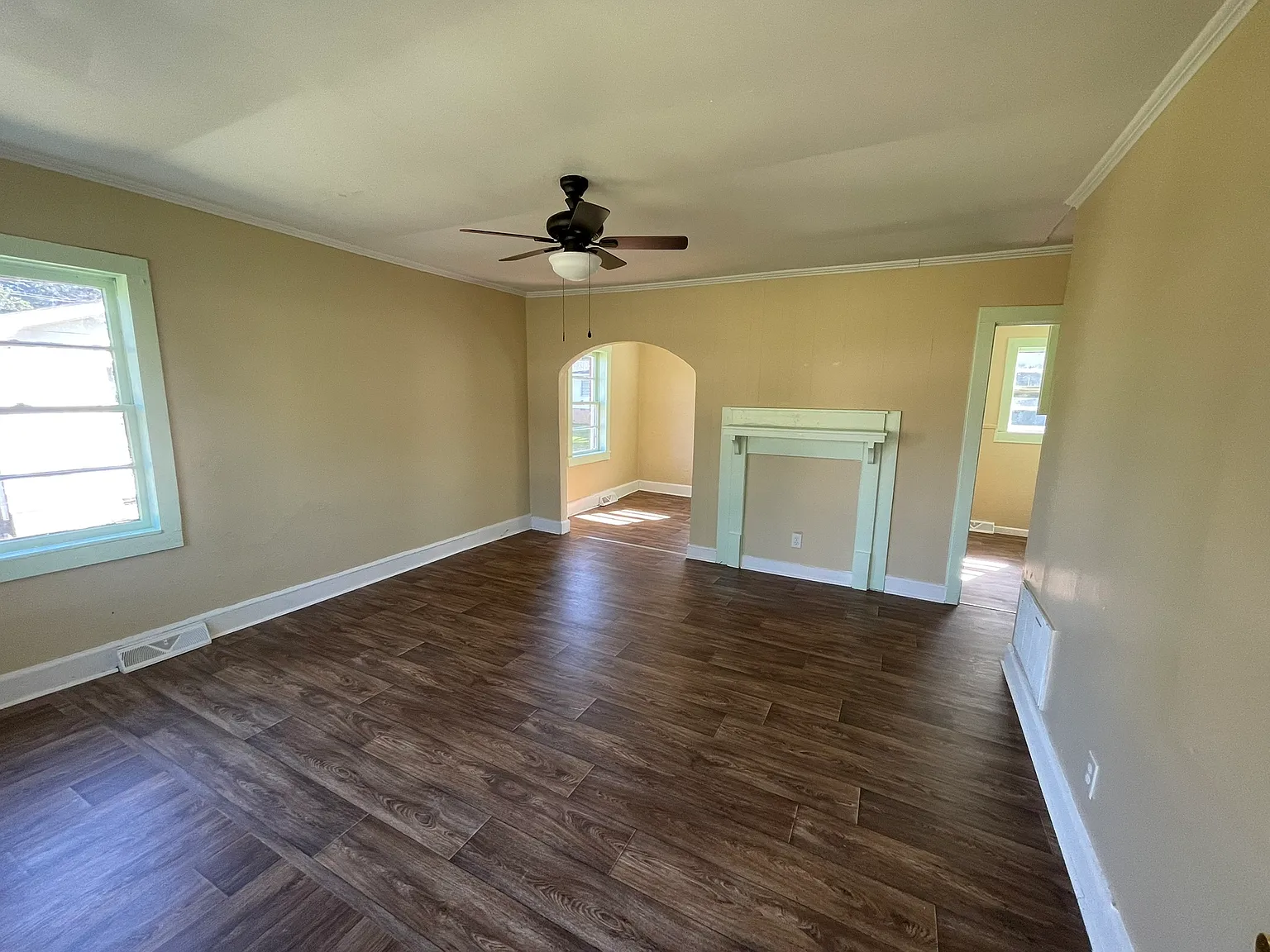 3 bed, 864 sqft, $1,100 — Photo 2